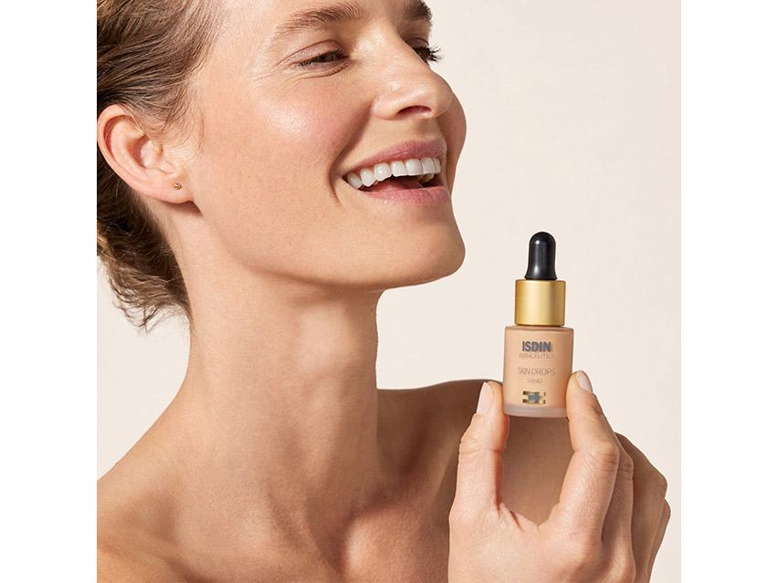 ISDIN SKIN DROPS, Skin Drops Sand and Bronze fluid foundation from ISDIN  with adaptable coverage that stays on your skin for up to 12 hours. It is  non-comedogenic. It