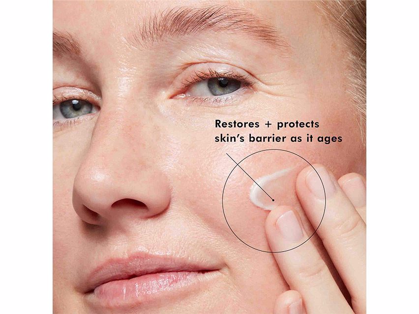 Women applying SkinCeuticals Triple Lipid Restore 2:4:2 Anti-Aging Cream to her face