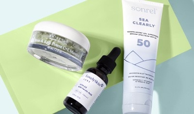 A sunscreen, face serum and face mask with ferulic accid on a light green background.